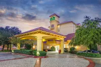 La Quinta Inn & Suites by Wyndham Dallas North Central Hotels near Longchamp