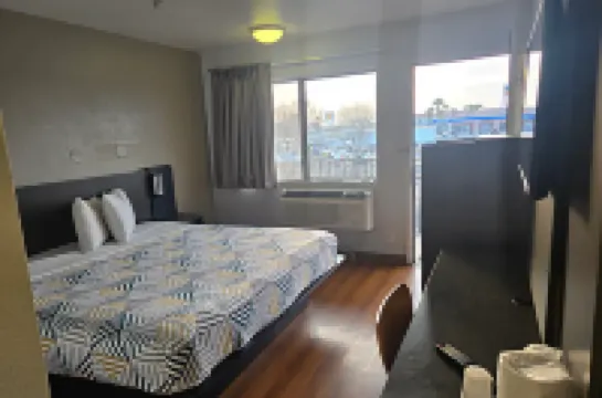 Super 8 by Wyndham Tracy