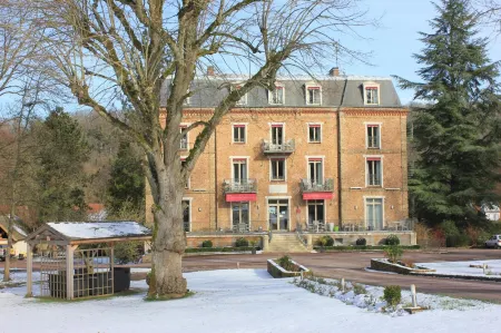 Logis Hôtel - le Manoir de Sauvegrain Отели рядом с достопримечательностью «Parc de l'abbaye des Vaux de Cernay»
