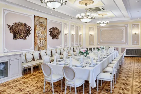 Интурист Отели рядом с достопримечательностью «Николо-Дворищенский собор»