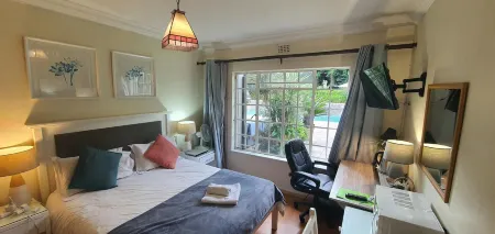 PepperTree Guest House & Apartments Отели рядом с достопримечательностью «Sandton Skye»