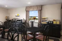 Days Inn by Wyndham Grants - breakfast