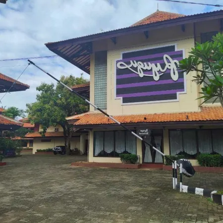 RedDoorz Plus Near Tugu Mercusuar Anyer