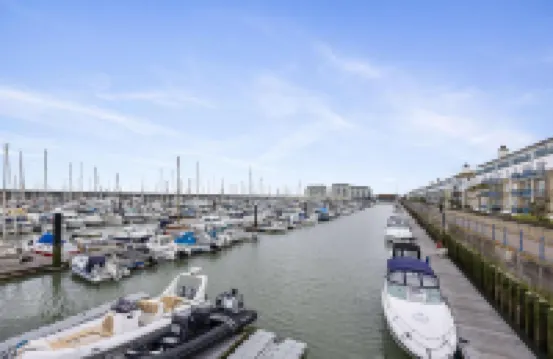 Brighton Water Cabin with Free Parking