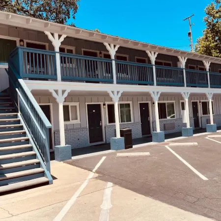 Vino Inn & Suites