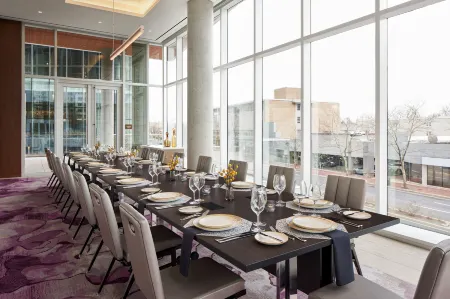 Marriott Bethesda Downtown at Marriott HQ Отели рядом с достопримечательностью «Beanstalk»