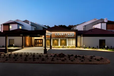 Courtyard New Haven Wallingford Отели рядом с достопримечательностью «Выберите Роузмари Холл»