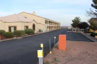 Howard Johnson by Wyndham Holbrook - parking