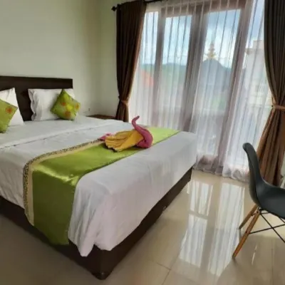 Green Palace Homestay Hotels near Sampalan Harbor