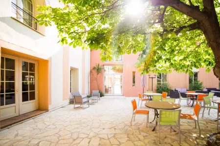 Le Clos de l'Aube Rouge - Montpellier / Castelnau le Lez Отели в г. Жаку