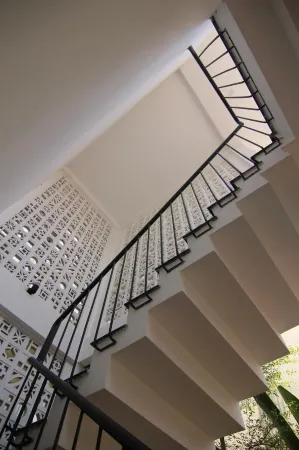 Nemo Homestay Отели рядом с достопримечательностью «Национальная Школа «Куок Хок»»