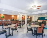 Econo Lodge Inn & Suites