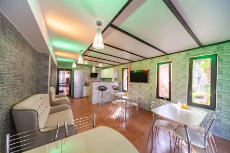 Палм Резорт Отели рядом с достопримечательностью «Имеретинский пляж»