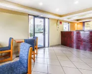 Econo Lodge Inn & Suites