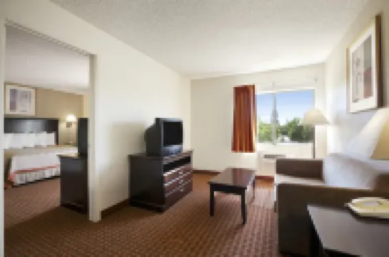 Days Inn & Suites by Wyndham Rancho Cordova