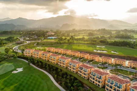 Wyndham Sky Lake Resort and Villas Отели в г. Luong Son