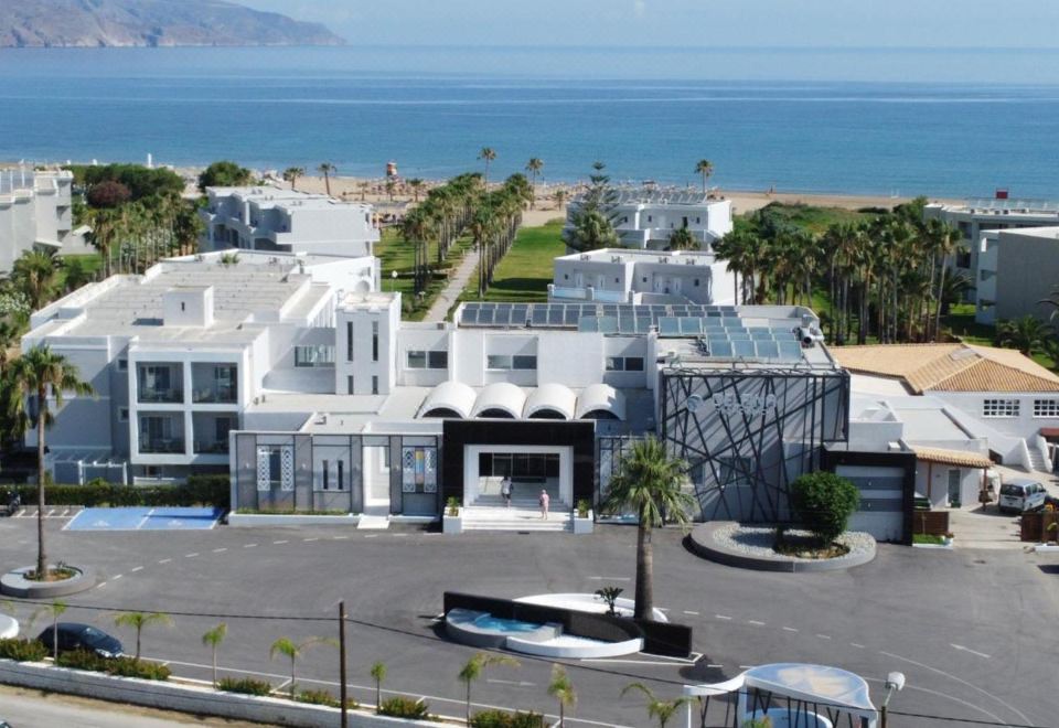 Delfina Tropic Beach 수영장