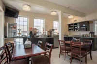 Ramada by Wyndham 100 Mile House - breakfast