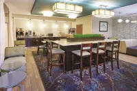 La Quinta Inn & Suites by Wyndham South Bend - parking