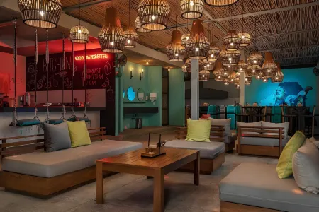 Mayan Monkey Los Cabos - Social Hotel