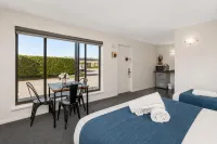 Arkana Motor Inn & Terrace Apartments - Breakfast
