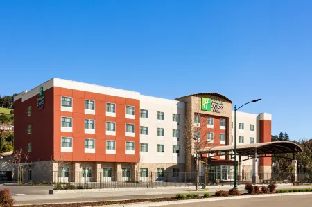 Holiday Inn Express & Suites Hayward - Castro Valley by IHG Отели рядом с достопримечательностью «Хэйворд Джапанес Гарденс»