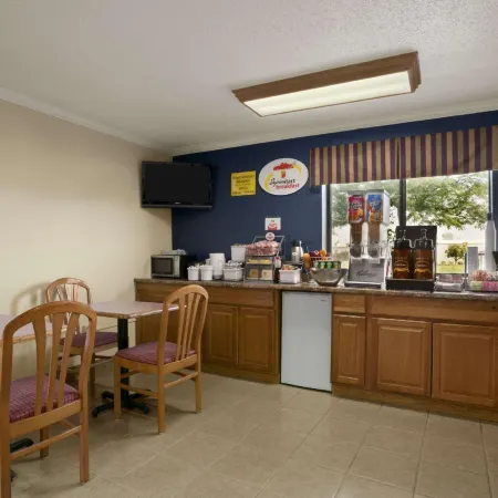 Super 8 by Wyndham Saginaw