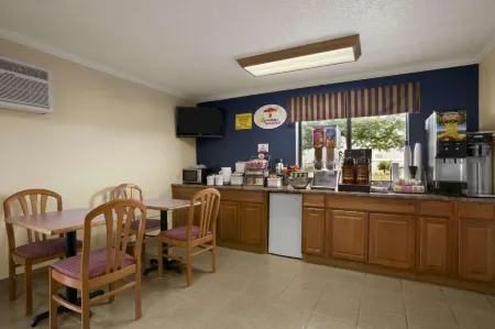 Super 8 by Wyndham Saginaw Отели рядом с достопримечательностью «Парк Зауэл»