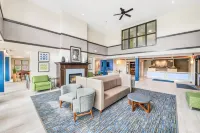 Holiday Inn Express & Suites Delafield Отели в г. Окономовок