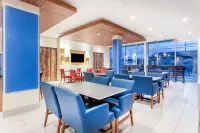 Holiday Inn Express & Suites Springfield North