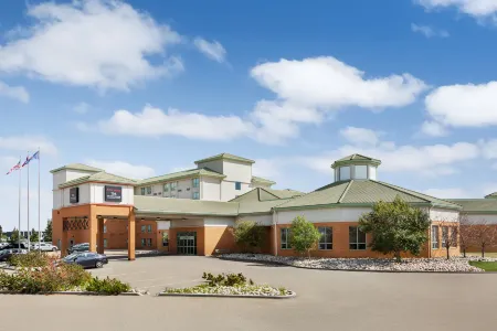 Royal Hotel Edmonton Airport Trademark Collection by Wyndham Отели в г. Ледук