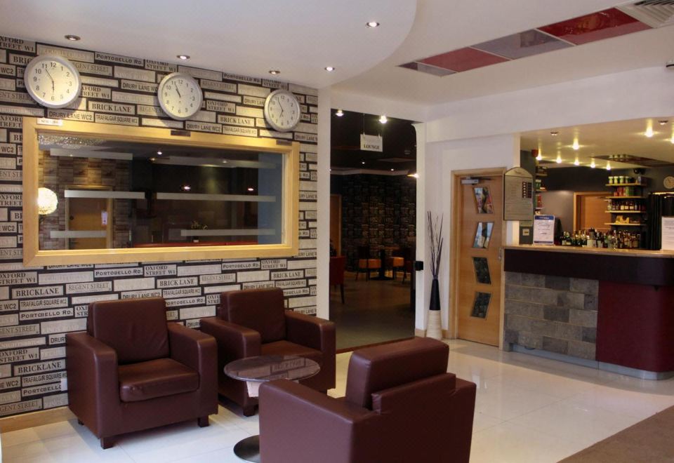 유로트래블러 호텔의 깔끔하게 정돈된 호텔 로비