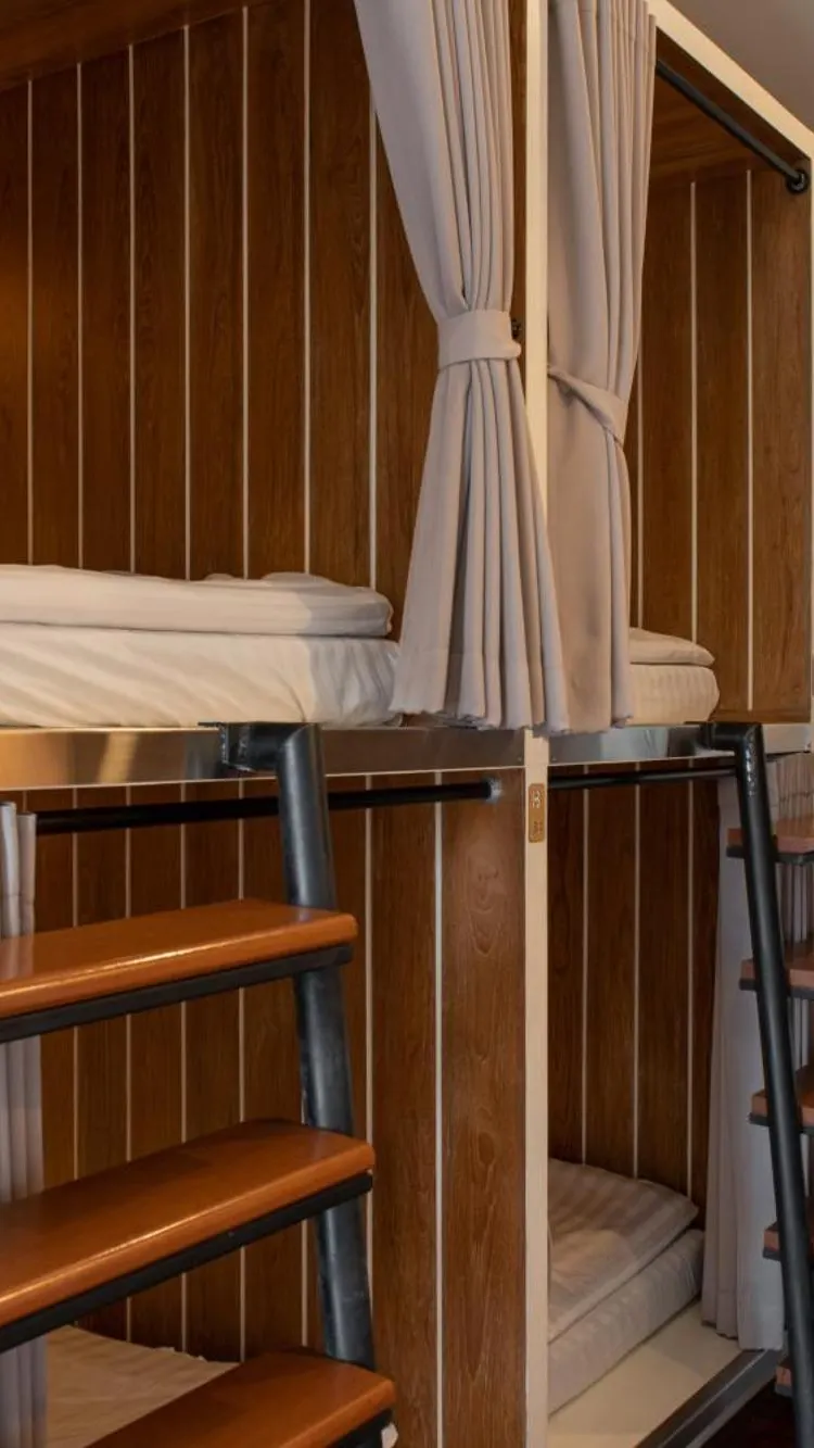 ห้องพักรวมชายหญิง 8 เตียง