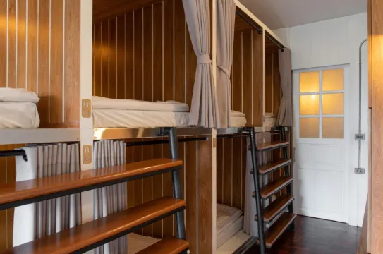 ห้องพักรวมชายหญิง 8 เตียง