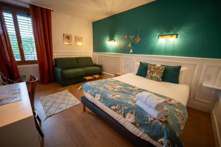 Grand Hotel de La Poste - Lyon Sud - Vienne Отели рядом с достопримечательностью «Musee de la Draperie»