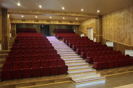 Версаль Отели рядом с достопримечательностью «Памятник "Продавец и покупатель"»