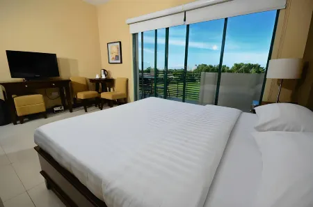 Hotel Formosa Daet Отели рядом с достопримечательностью «Университет Северный Камаринес»