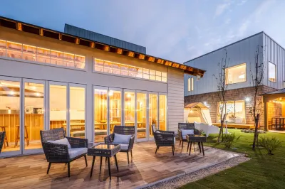 Nagahama Lifestyle Glamping Hotel โรงแรมใกล้Nagahama Institute of Bio-Science and Technology