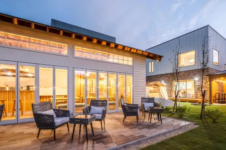 Nagahama Lifestyle Glamping Hotel Отели рядом с достопримечательностью «Nagahama Institute of Bio-Science and Technology»