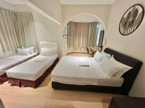 8 mins driving to T.C Beach @ Holiday Guest House
