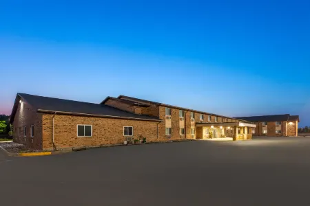 Baymont by Wyndham Manistee Отели рядом с достопримечательностью «Заповедник Лейк Блафф Берд»