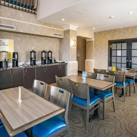Days Inn & Suites by Wyndham Brandon