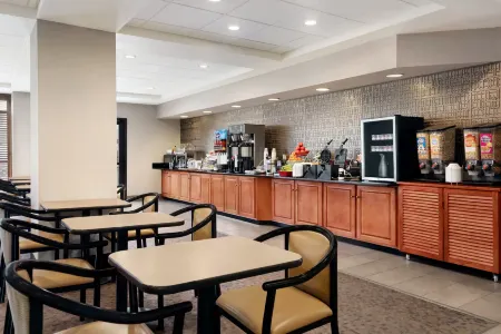 Wingate by Wyndham Cincinnati/Blue Ash Отели рядом с достопримечательностью «Serene Suites Premier Memory Care»