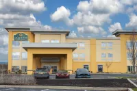 La Quinta Inn & Suites by Wyndham Harrisburg-Hershey Hotels in Skyline View