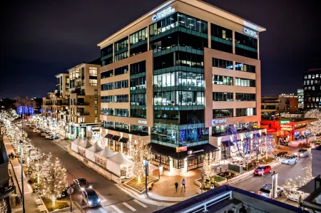 Moxy Denver Cherry Creek Отели рядом с достопримечательностью «Ботанические сады Денвера»