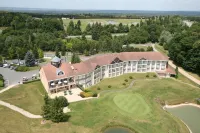 Golf Hotel de Mont Griffon Hotel dekat Château de Champlâtreux