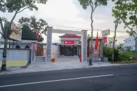 RedDoorz Syariah near Alun Alun Temanggung Hotel dekat Curug 88 Glapansari