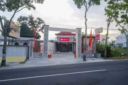RedDoorz Syariah Near Alun Alun Temanggung Отели в г. Kranggan