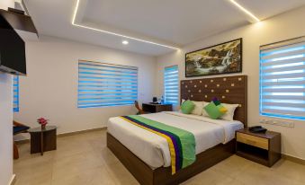 Treebo VSaffron Regency, Punnamada Lake