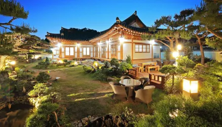 Cheonggong Hanok Stay Отели рядом с достопримечательностью «Gyeongju National Park»